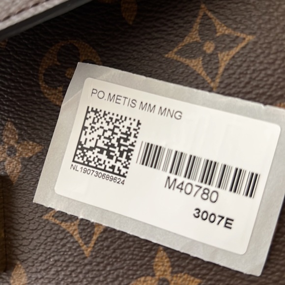 Louis Vuitton Pochette Métis - Picture 12 of 12